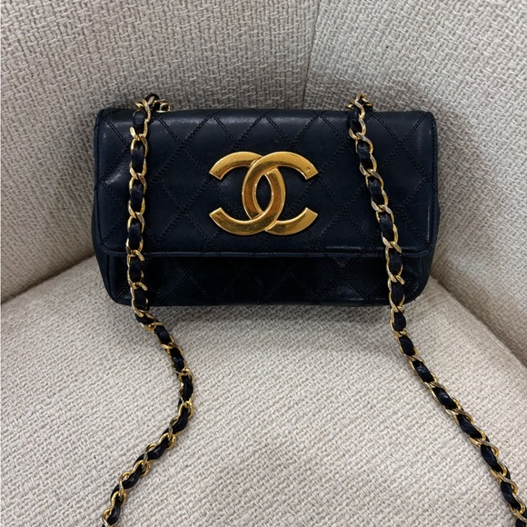 Authentic CHANEL black lambskin bicolor crossbody gold hardware - Picture 2 of 15